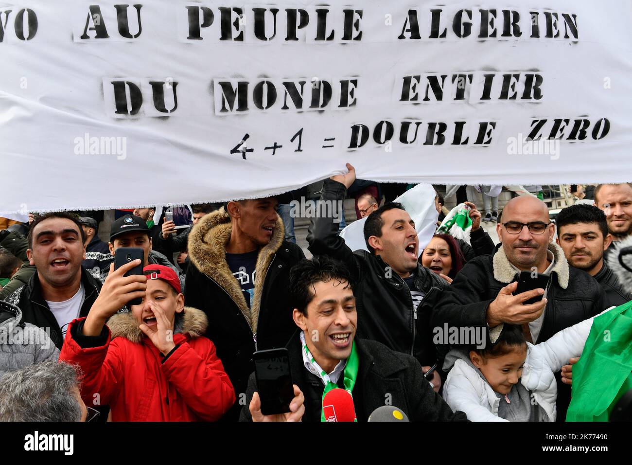 Rassemblement de la diaspora algérienne sur la place de la République contre le mandat du Président Bouteflika en 5th. Banque D'Images