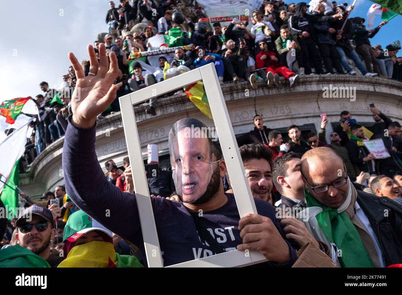 Rassemblement de la diaspora algérienne sur la place de la République contre le mandat du Président Bouteflika en 5th. Banque D'Images