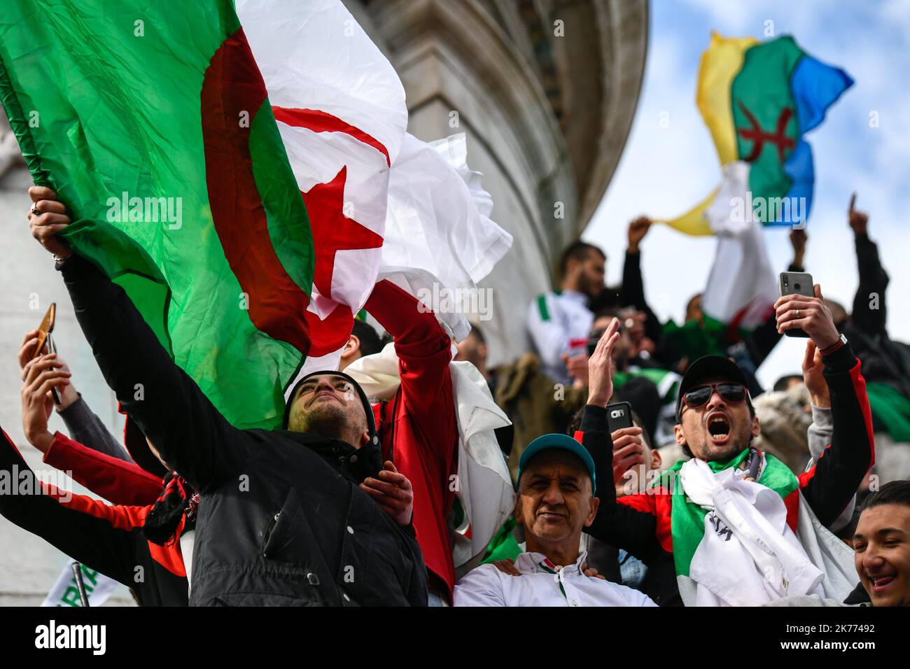 Rassemblement de la diaspora algérienne sur la place de la République contre le mandat du Président Bouteflika en 5th. Banque D'Images