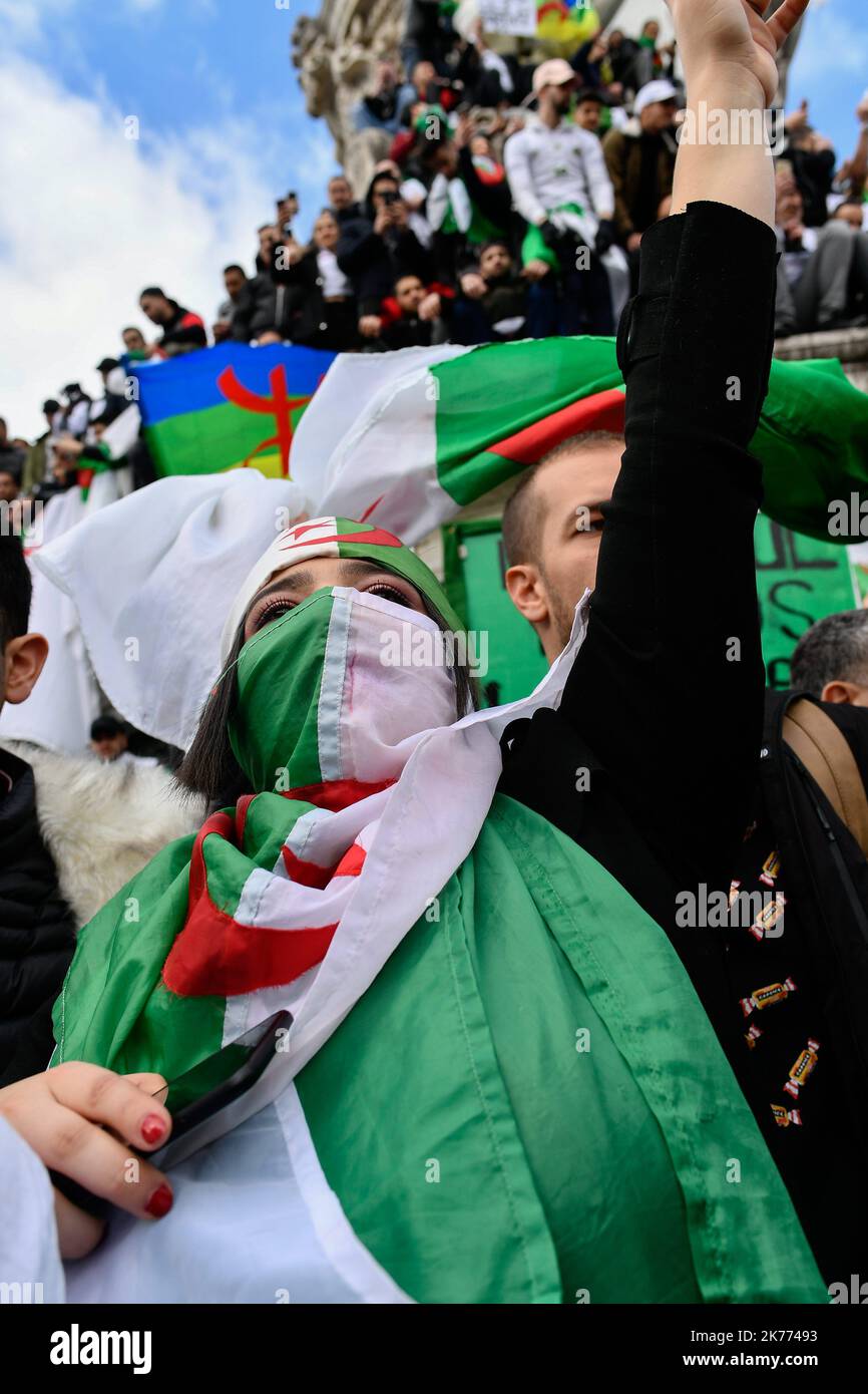 Rassemblement de la diaspora algérienne sur la place de la République contre le mandat du Président Bouteflika en 5th. Banque D'Images