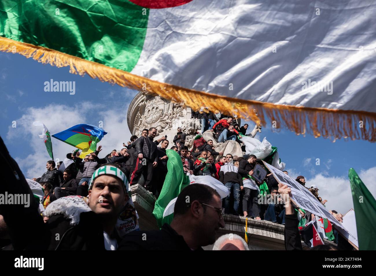 Rassemblement de la diaspora algérienne sur la place de la République contre le mandat du Président Bouteflika en 5th. Banque D'Images