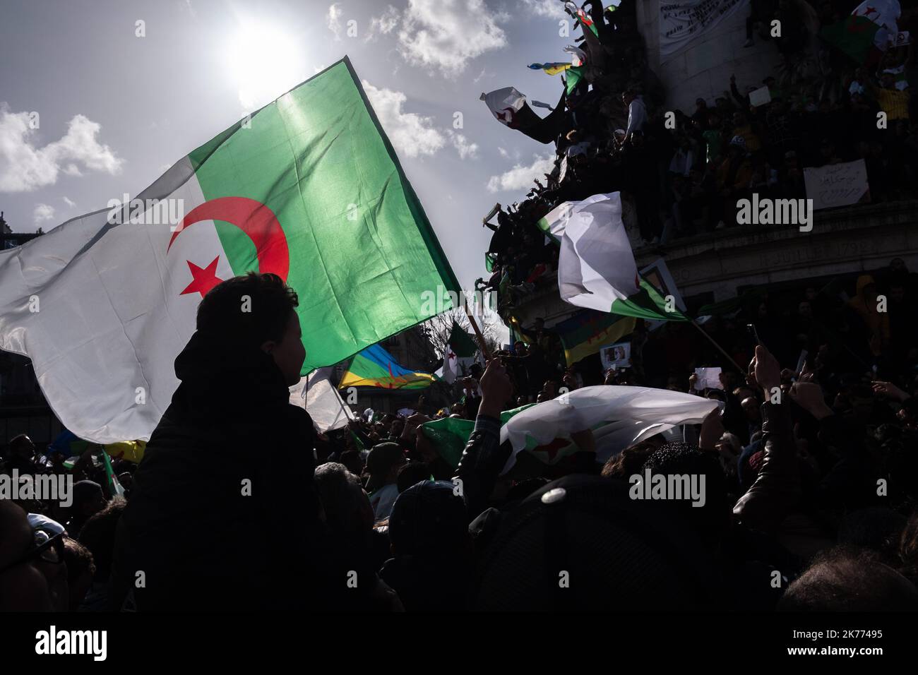 Rassemblement de la diaspora algérienne sur la place de la République contre le mandat du Président Bouteflika en 5th. Banque D'Images
