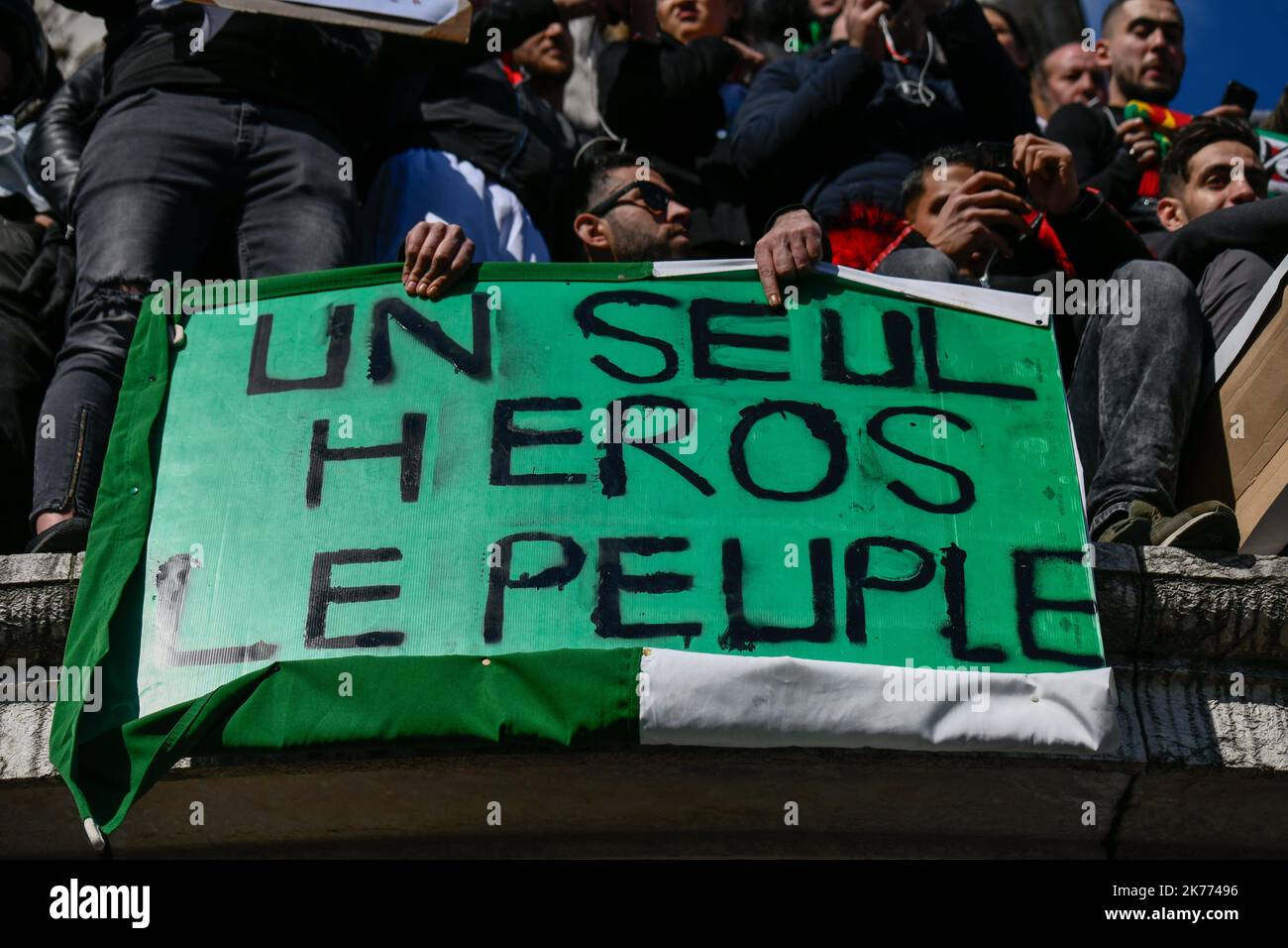 Rassemblement de la diaspora algérienne sur la place de la République contre le mandat du Président Bouteflika en 5th. Banque D'Images