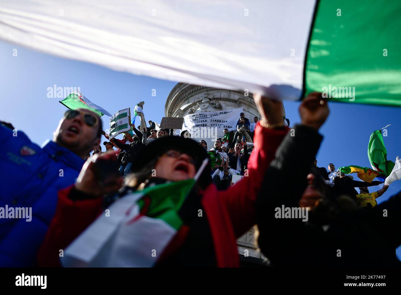 Rassemblement de la diaspora algérienne sur la place de la République contre le mandat du Président Bouteflika en 5th. Banque D'Images