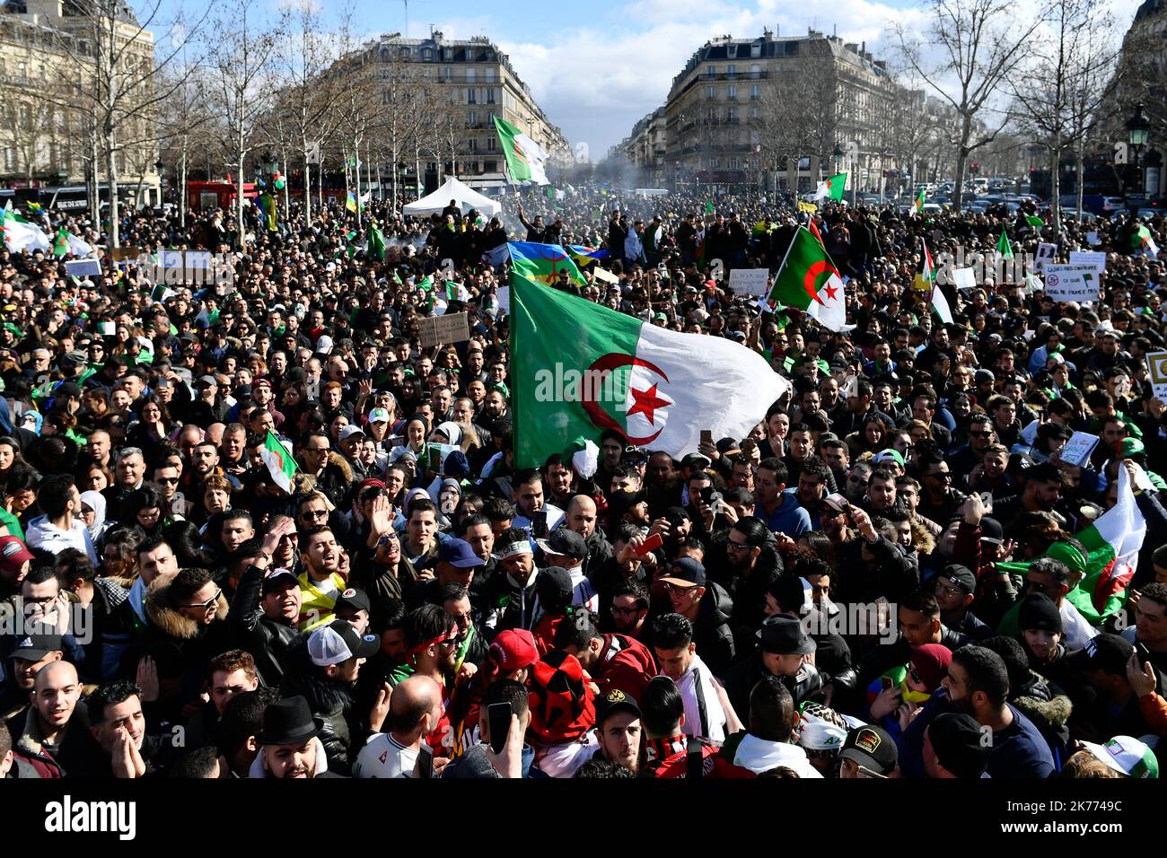 Rassemblement de la diaspora algérienne sur la place de la République contre le mandat du Président Bouteflika en 5th. Banque D'Images