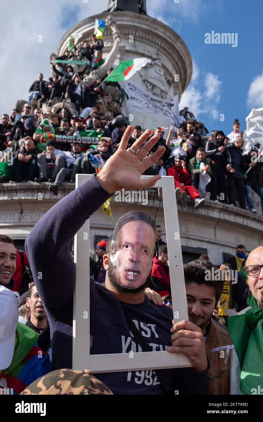 Rassemblement de la diaspora algérienne sur la place de la République contre le mandat du Président Bouteflika en 5th. Banque D'Images