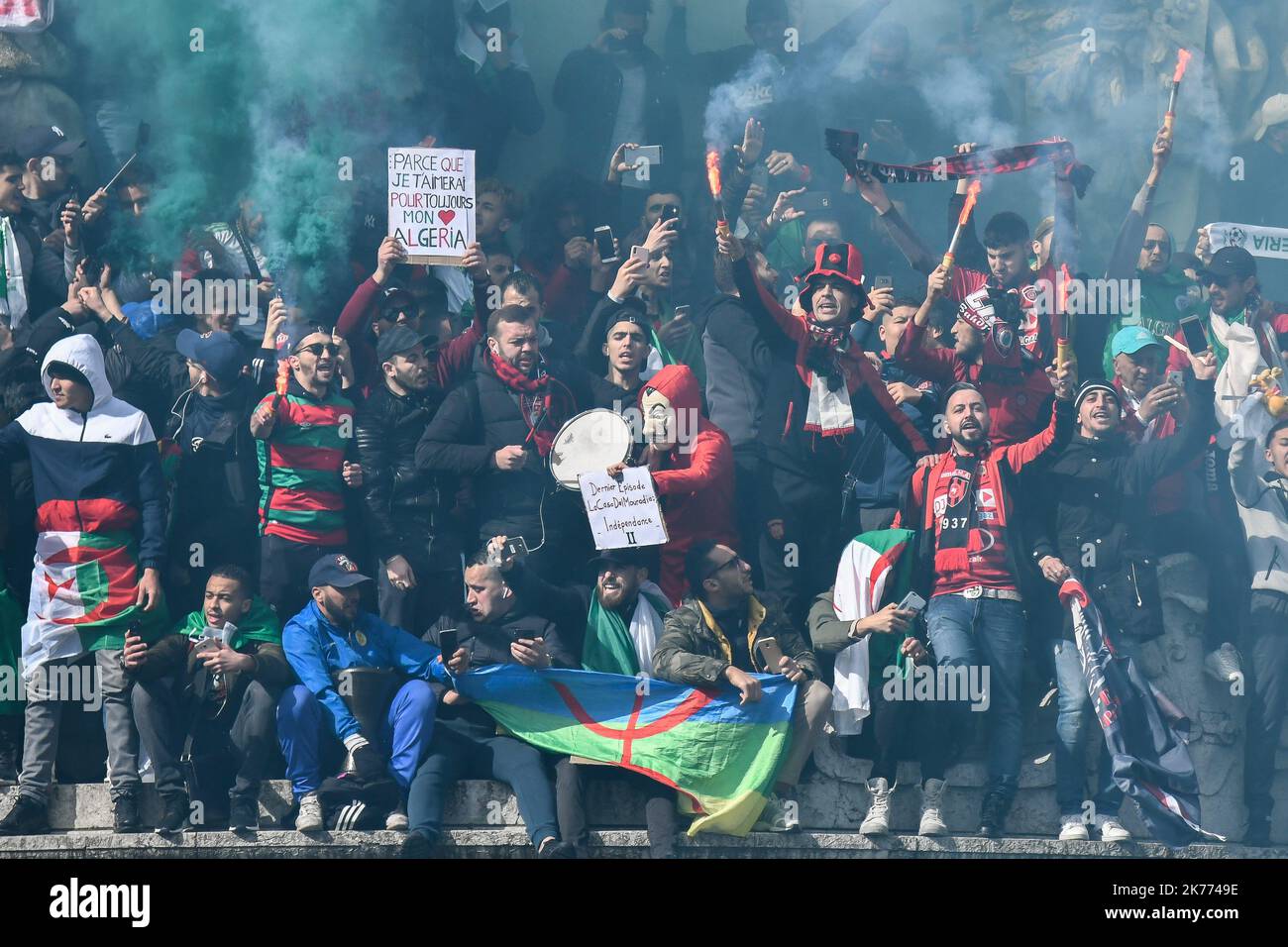 Rassemblement de la diaspora algérienne sur la place de la République contre le mandat du Président Bouteflika en 5th. Banque D'Images