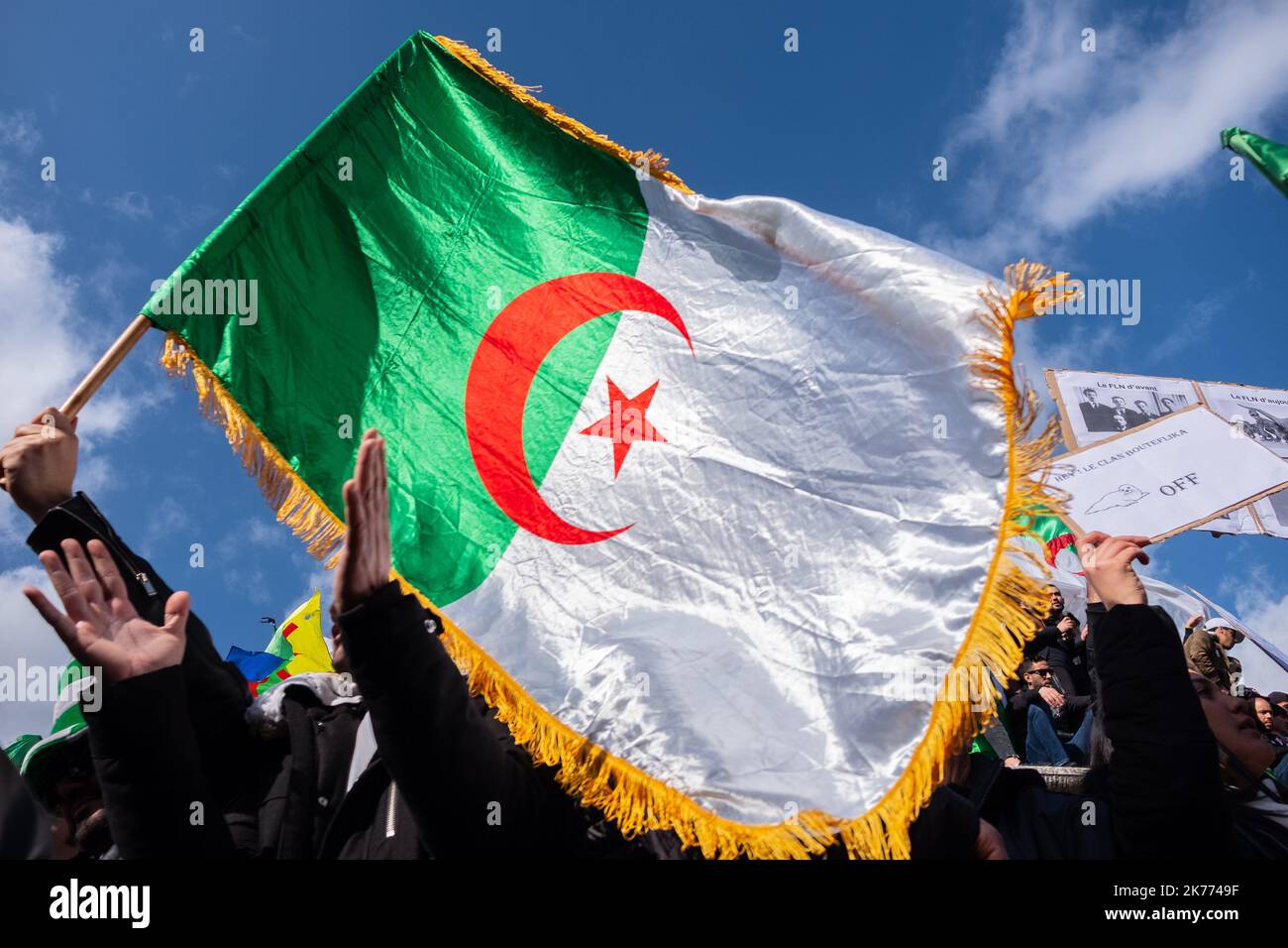Rassemblement de la diaspora algérienne sur la place de la République contre le mandat du Président Bouteflika en 5th. Banque D'Images