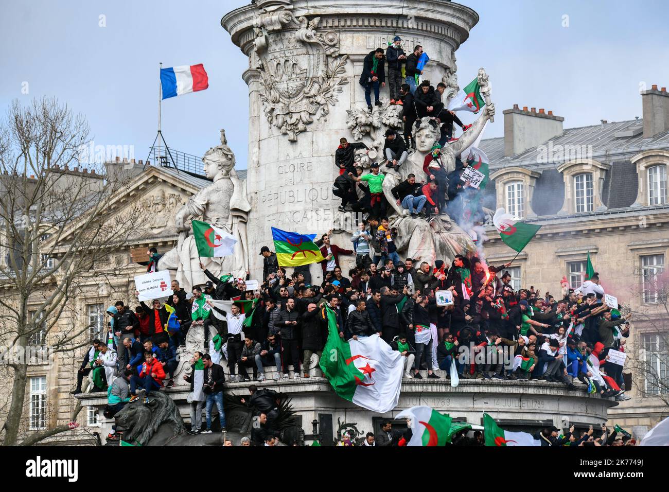 Rassemblement de la diaspora algérienne sur la place de la République contre le mandat du Président Bouteflika en 5th. Banque D'Images