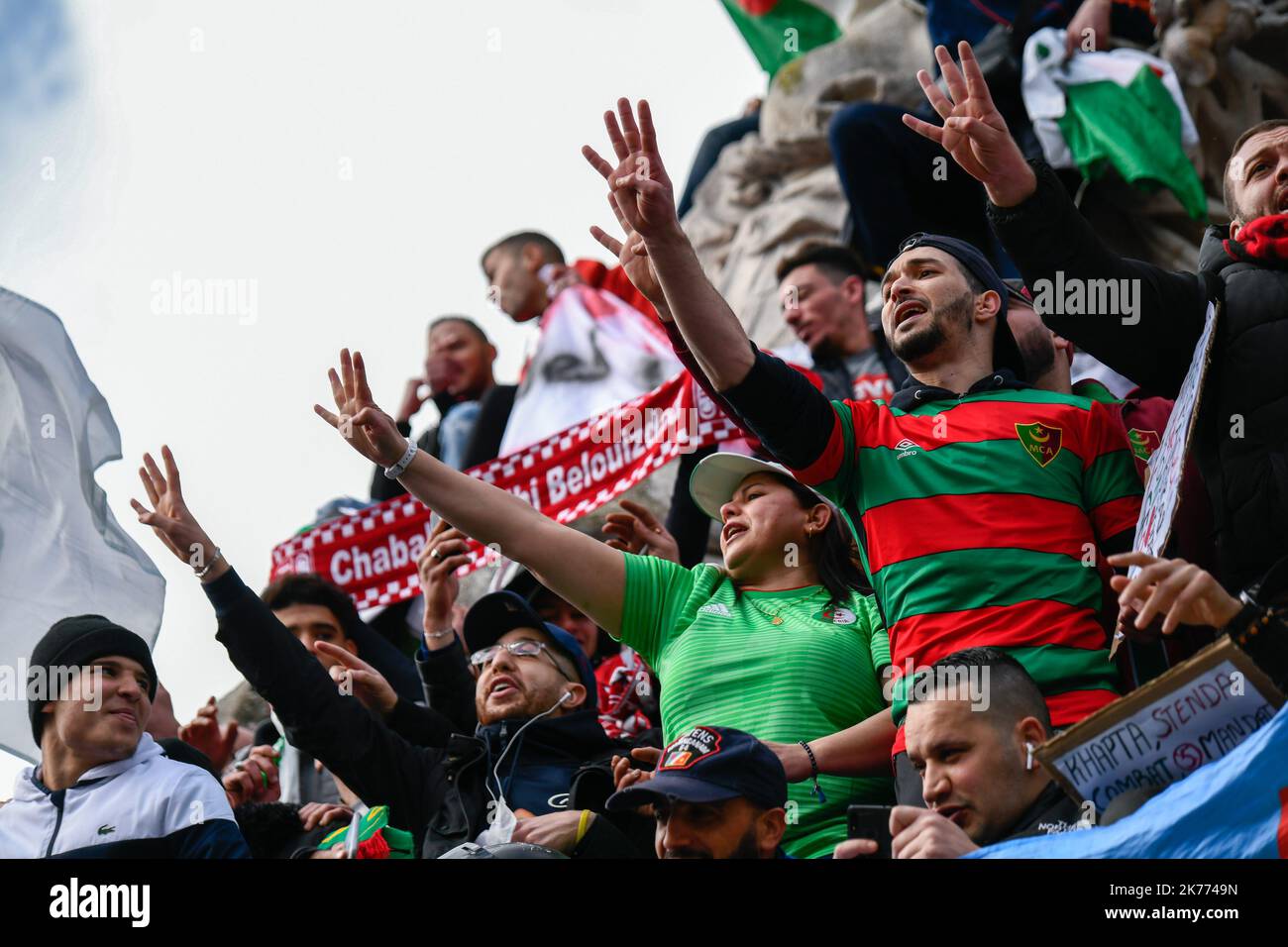 Rassemblement de la diaspora algérienne sur la place de la République contre le mandat du Président Bouteflika en 5th. Banque D'Images