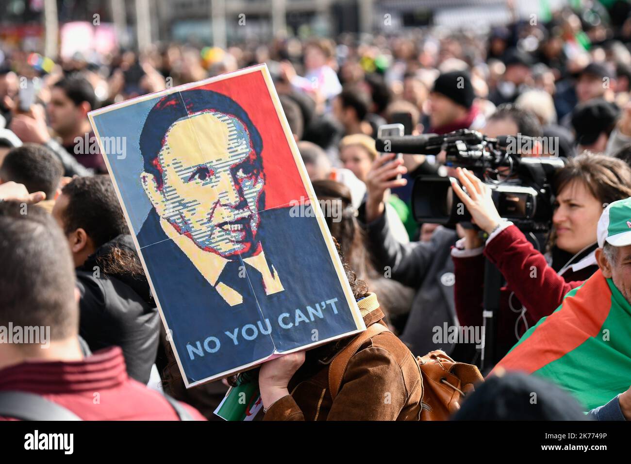 Rassemblement de la diaspora algérienne sur la place de la République contre le mandat du Président Bouteflika en 5th. Banque D'Images