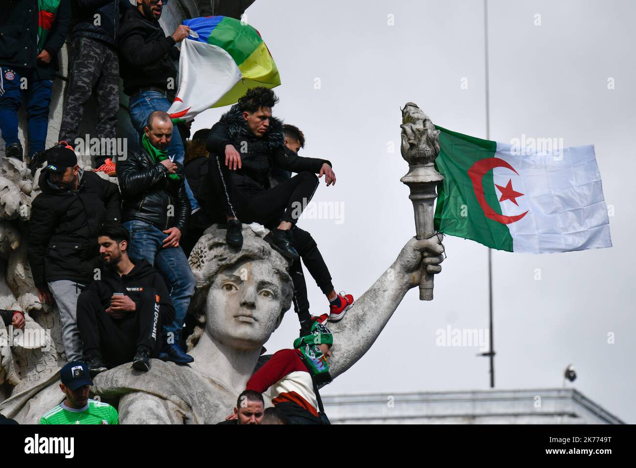 Rassemblement de la diaspora algérienne sur la place de la République contre le mandat du Président Bouteflika en 5th. Banque D'Images
