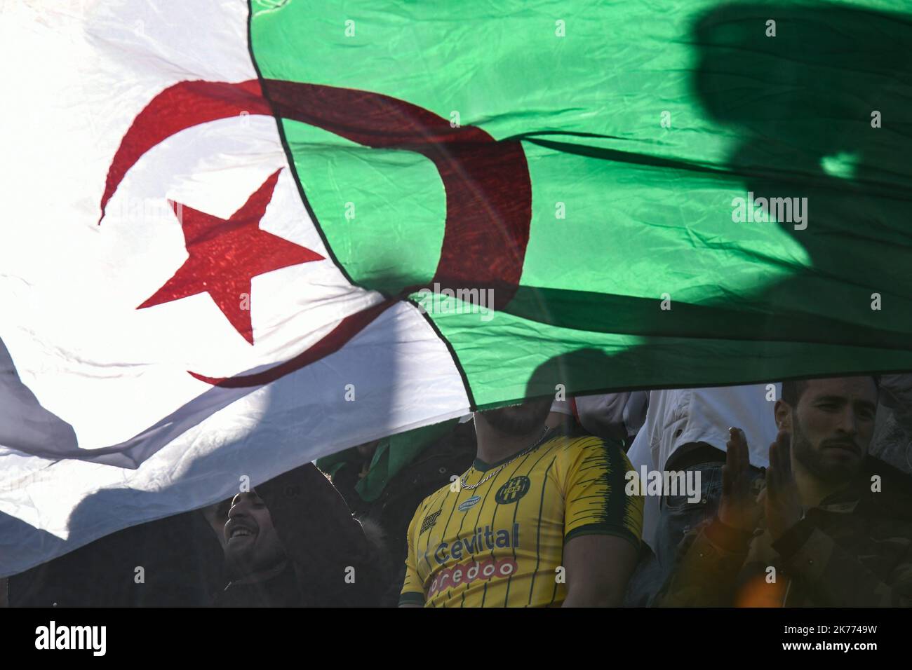 Rassemblement de la diaspora algérienne sur la place de la République contre le mandat du Président Bouteflika en 5th. Banque D'Images