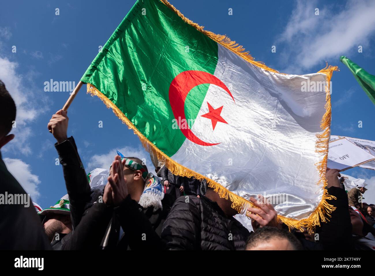 Rassemblement de la diaspora algérienne sur la place de la République contre le mandat du Président Bouteflika en 5th. Banque D'Images