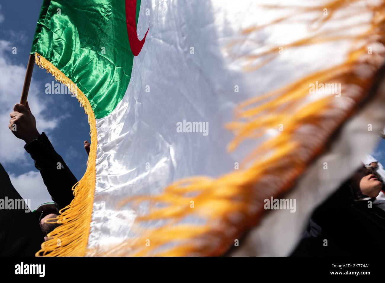 Rassemblement de la diaspora algérienne sur la place de la République contre le mandat du Président Bouteflika en 5th. Banque D'Images