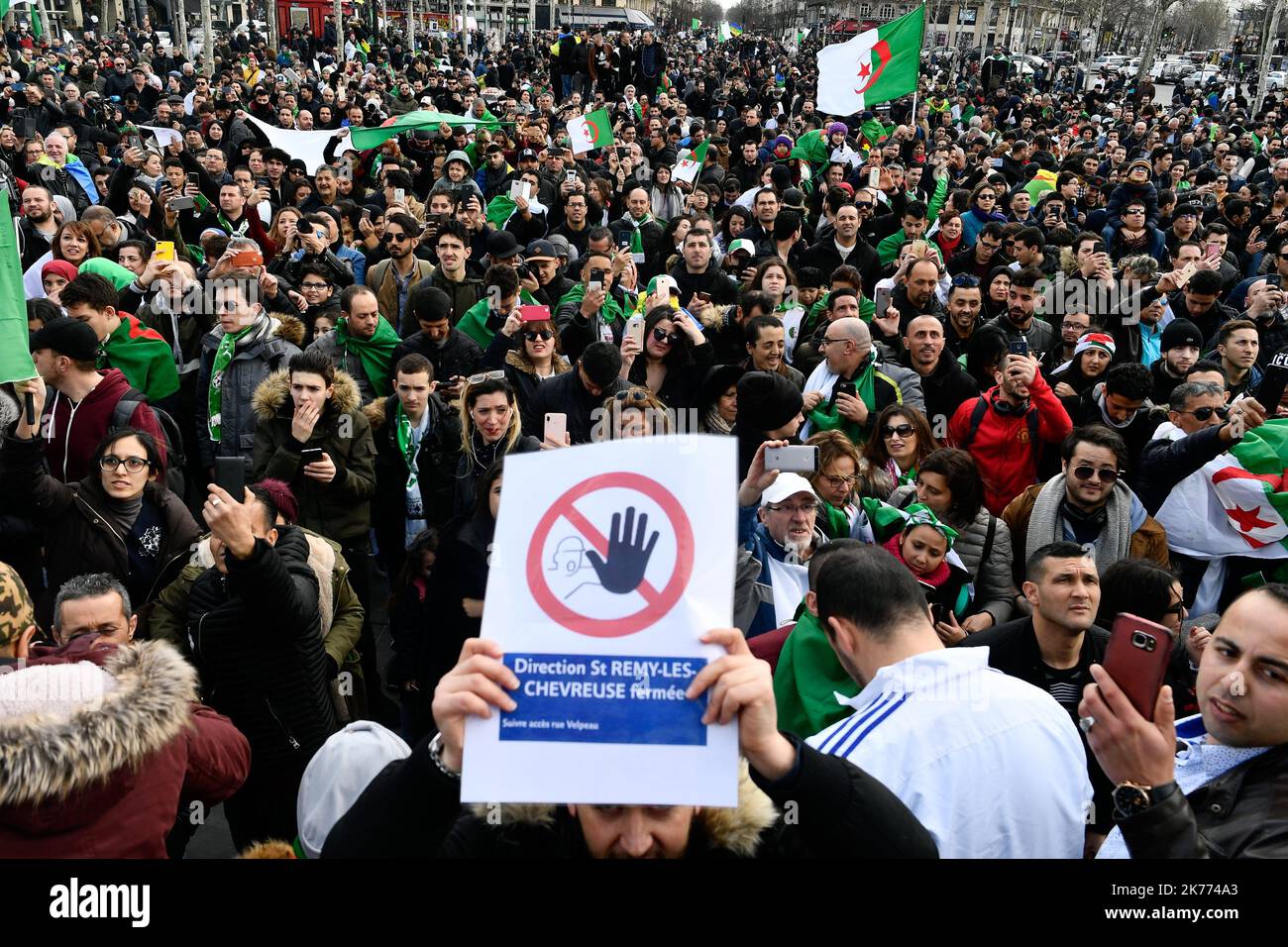 Rassemblement de la diaspora algérienne sur la place de la République contre le mandat du Président Bouteflika en 5th. Banque D'Images