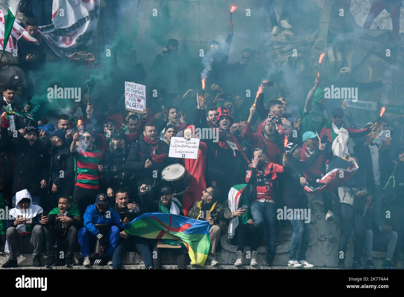 Rassemblement de la diaspora algérienne sur la place de la République contre le mandat du Président Bouteflika en 5th. Banque D'Images