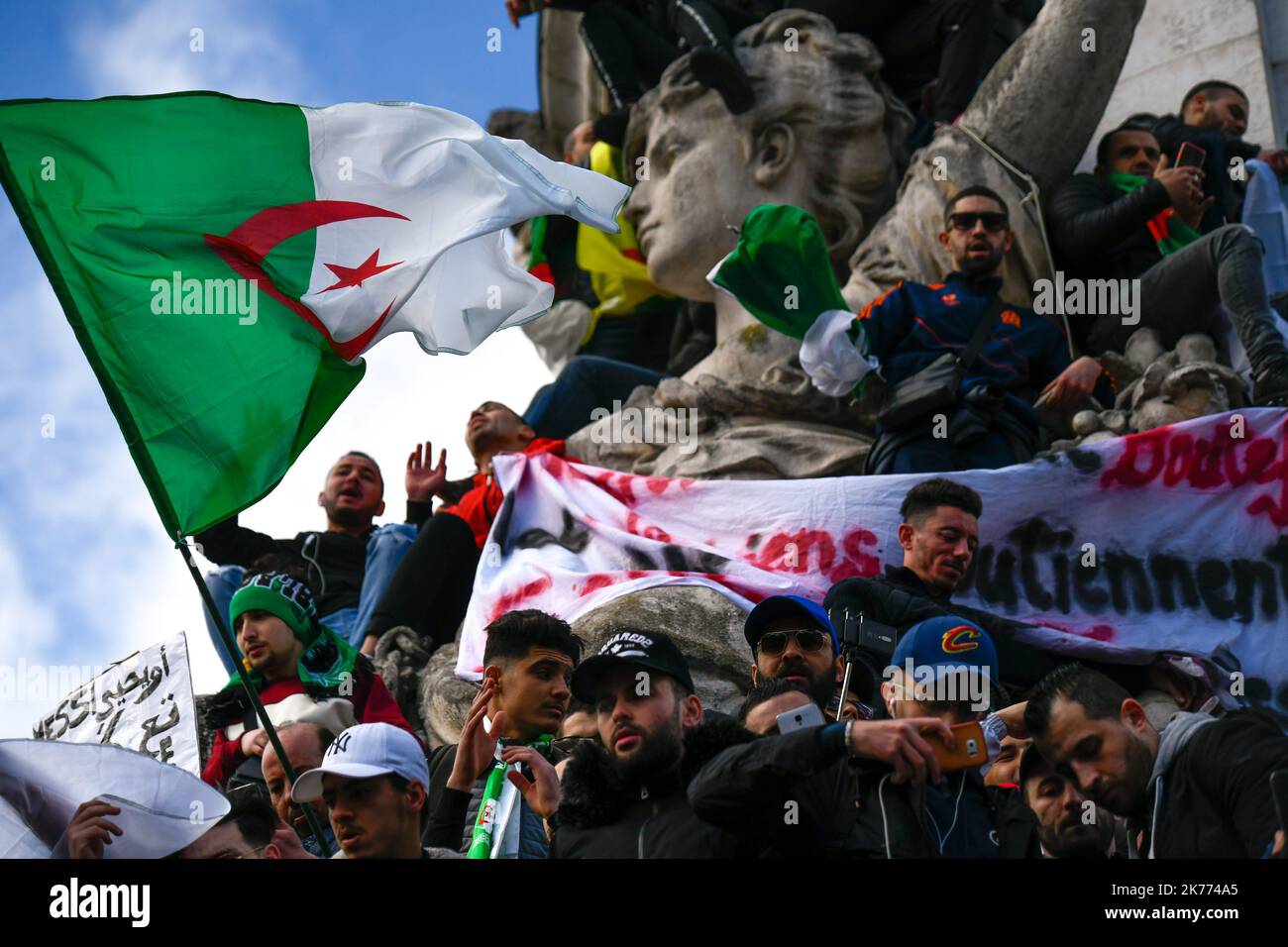 Rassemblement de la diaspora algérienne sur la place de la République contre le mandat du Président Bouteflika en 5th. Banque D'Images