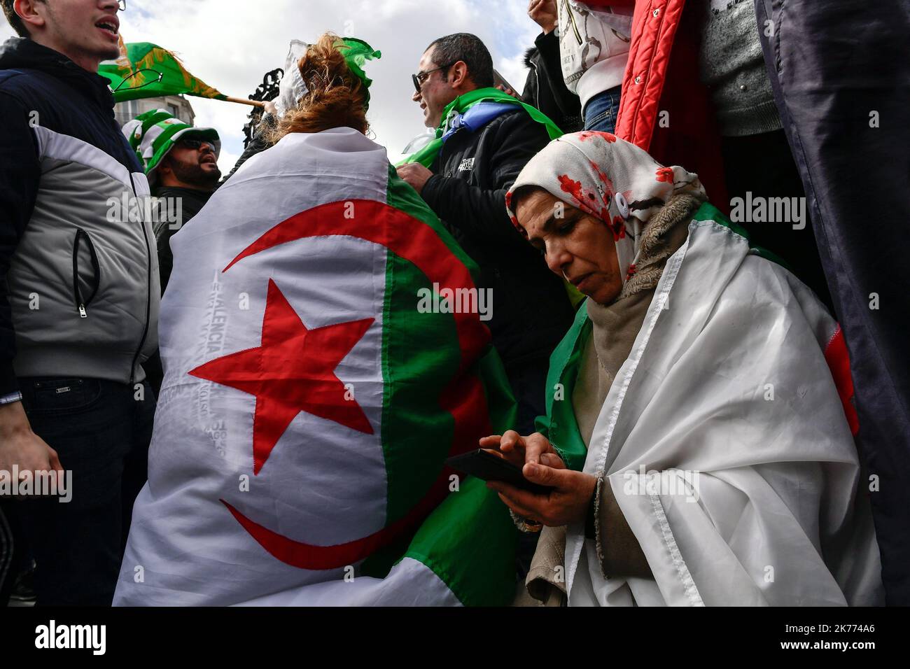 Rassemblement de la diaspora algérienne sur la place de la République contre le mandat du Président Bouteflika en 5th. Banque D'Images