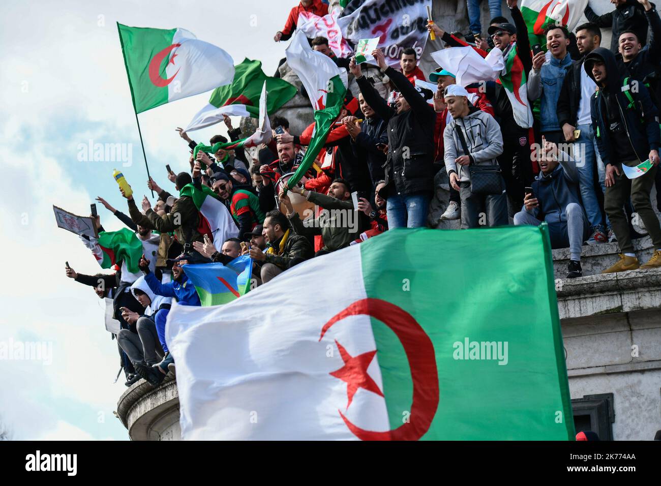 Rassemblement de la diaspora algérienne sur la place de la République contre le mandat du Président Bouteflika en 5th. Banque D'Images