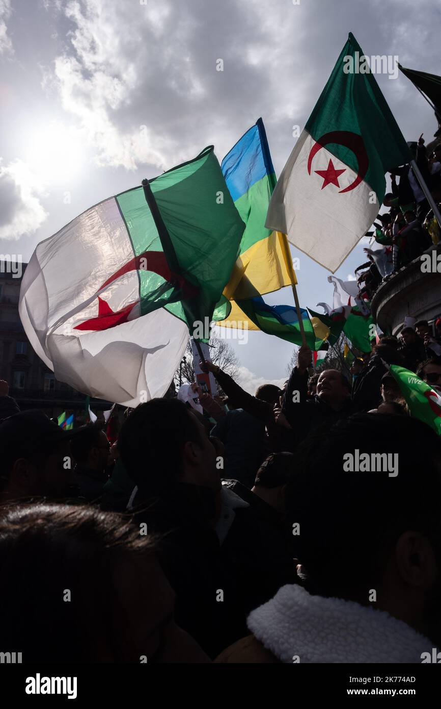 Rassemblement de la diaspora algérienne sur la place de la République contre le mandat du Président Bouteflika en 5th. Banque D'Images