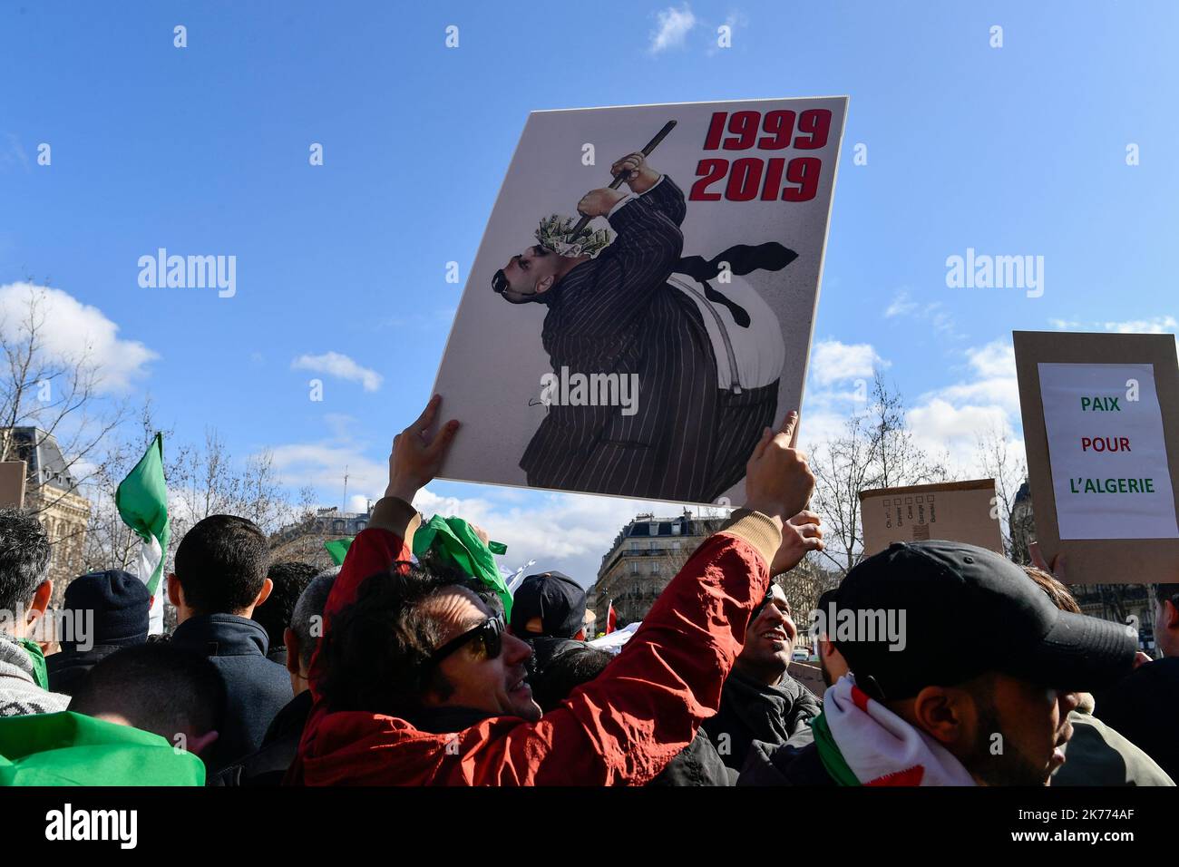 Rassemblement de la diaspora algérienne sur la place de la République contre le mandat du Président Bouteflika en 5th. Banque D'Images