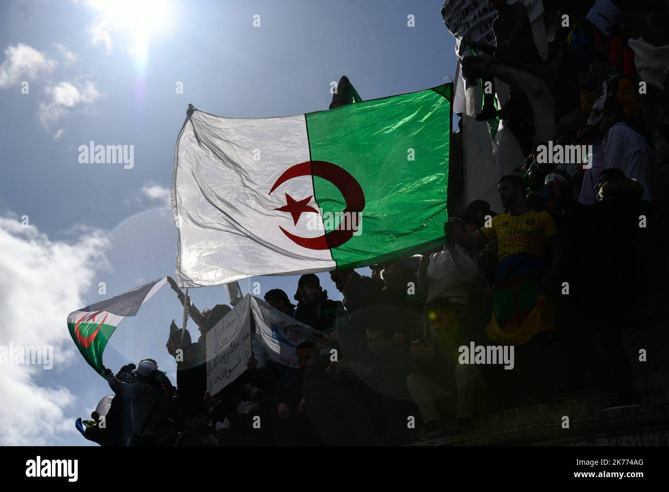 Rassemblement de la diaspora algérienne sur la place de la République contre le mandat du Président Bouteflika en 5th. Banque D'Images