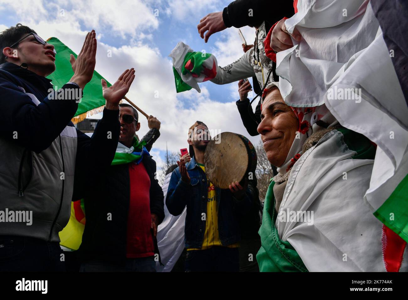 Rassemblement de la diaspora algérienne sur la place de la République contre le mandat du Président Bouteflika en 5th. Banque D'Images