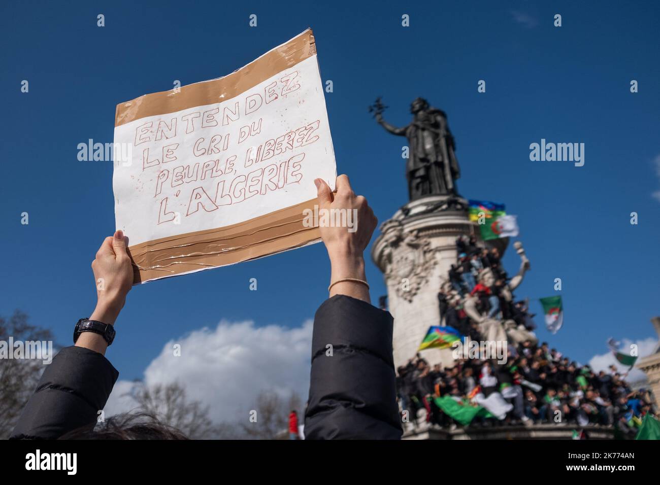 Rassemblement de la diaspora algérienne sur la place de la République contre le mandat du Président Bouteflika en 5th. Banque D'Images