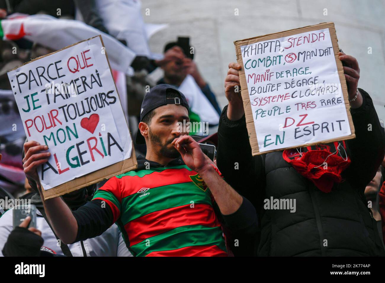 Rassemblement de la diaspora algérienne sur la place de la République contre le mandat du Président Bouteflika en 5th. Banque D'Images