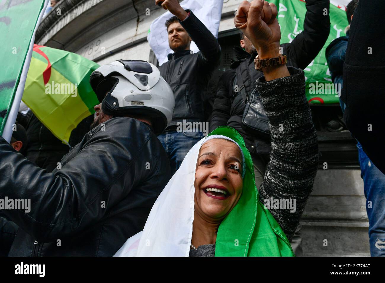 Rassemblement de la diaspora algérienne sur la place de la République contre le mandat du Président Bouteflika en 5th. Banque D'Images