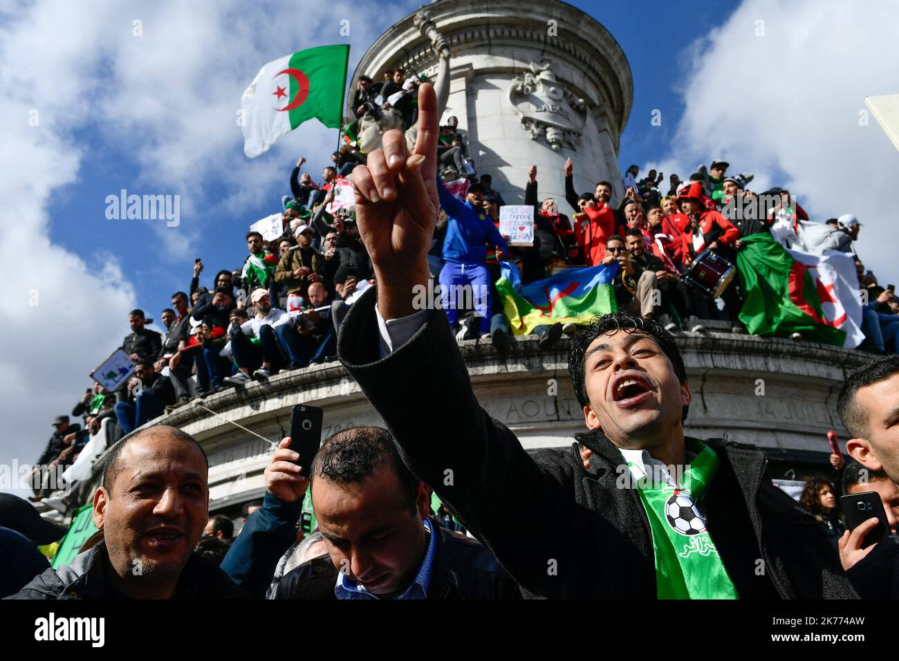 Rassemblement de la diaspora algérienne sur la place de la République contre le mandat du Président Bouteflika en 5th. Banque D'Images