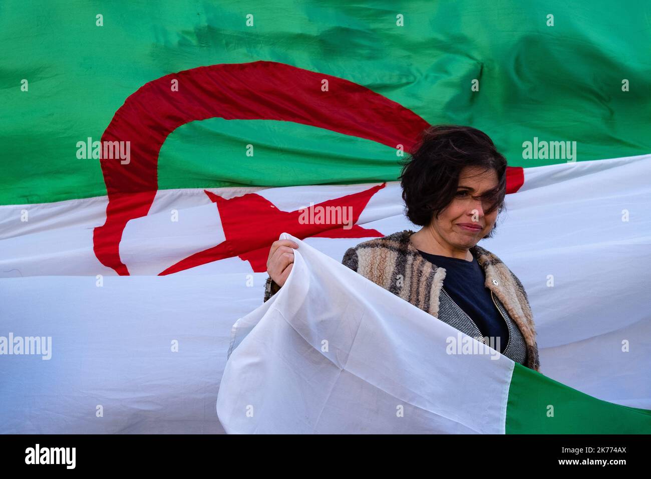 Rassemblement de la diaspora algérienne sur la place de la République contre le mandat du Président Bouteflika en 5th. Banque D'Images