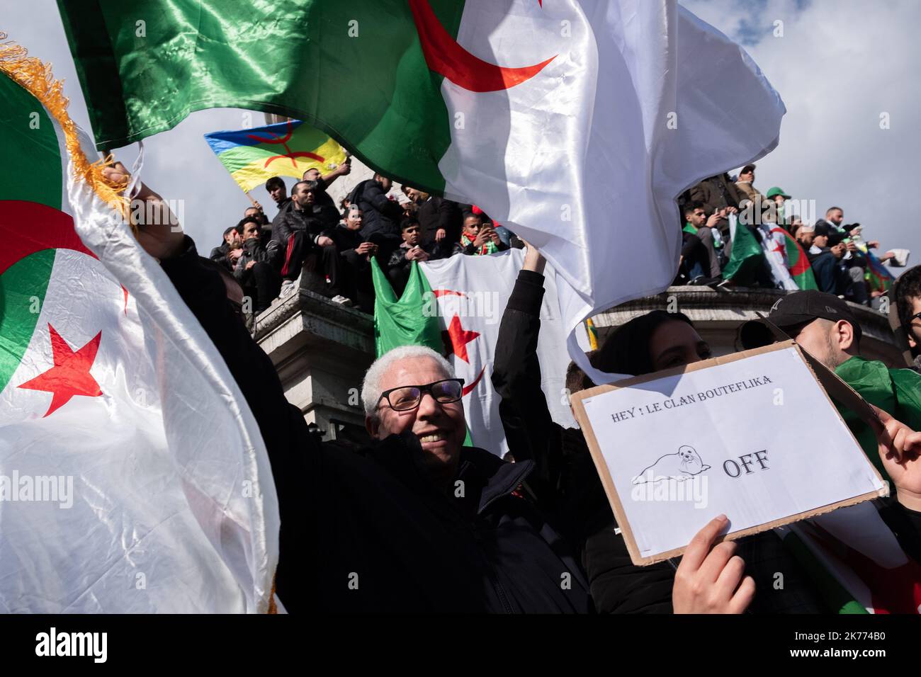 Rassemblement de la diaspora algérienne sur la place de la République contre le mandat du Président Bouteflika en 5th. Banque D'Images