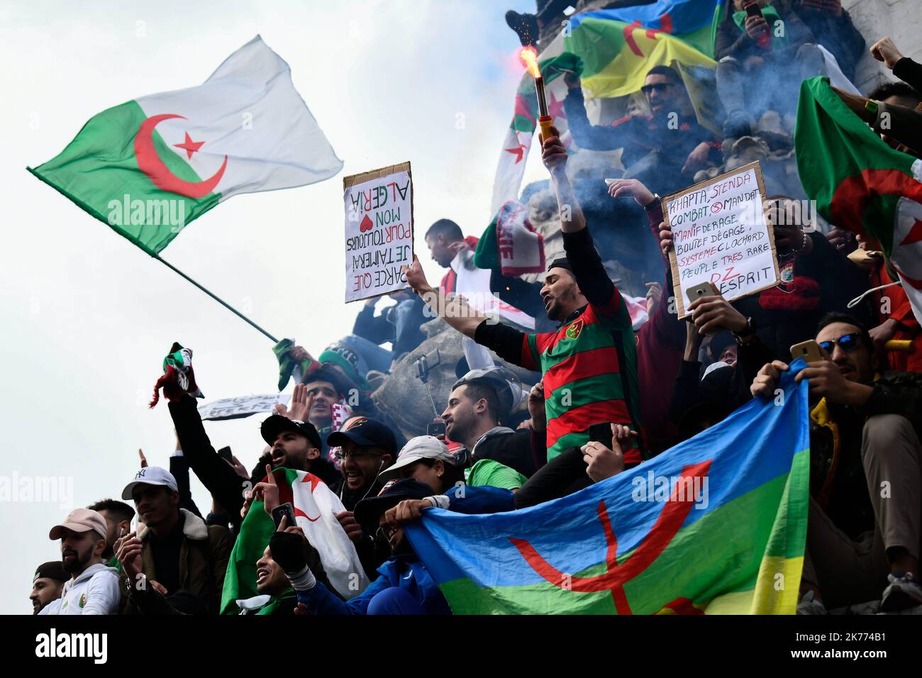 Rassemblement de la diaspora algérienne sur la place de la République contre le mandat du Président Bouteflika en 5th. Banque D'Images