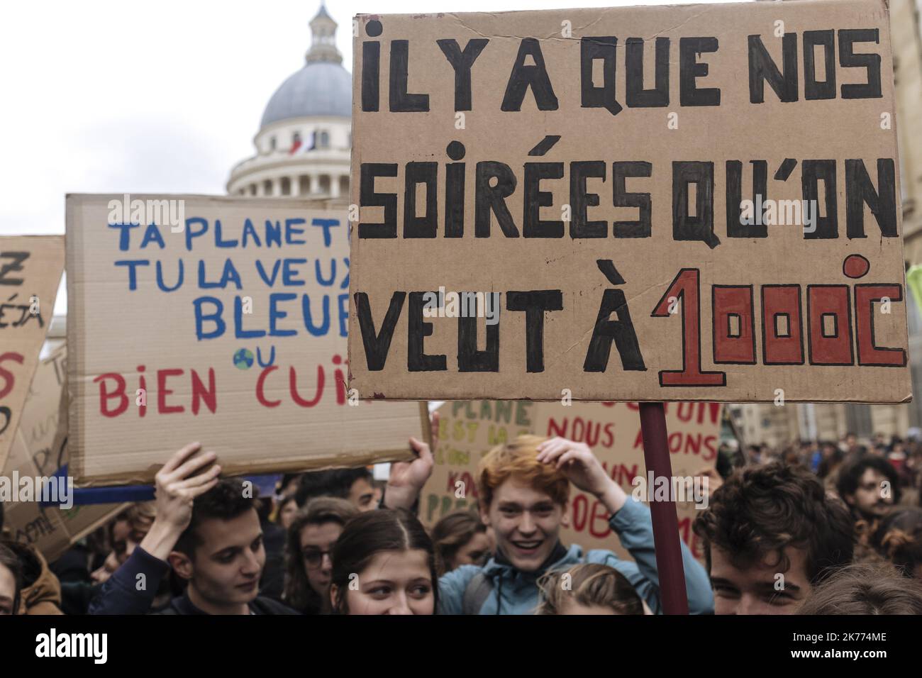 / 15/03/2019 - France / Ile-de-France (région) / Paris - les jeunes se mobilisent pour le climat. Entre 29 000, selon la police, et 50 000 personnes, selon les organisateurs, ont défilé à Paris vendredi après-midi. La foule qui a quitté le Panthéon, passant par Montparnasse, était composée d'élèves mais aussi d'élèves du secondaire et de personnes beaucoup plus jeunes qui venaient avec leurs parents. Banque D'Images