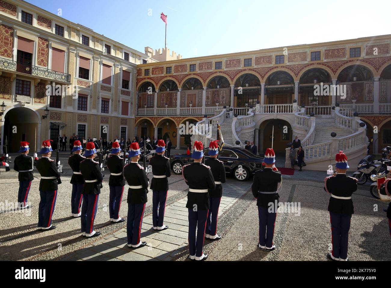 Le Prince Albert II de Monaco et sa femme la princesse Charlene accueillent le président chinois Xi Jinping lorsqu'il arrive pour une visite d'État d'une journée au Palais de Monaco Banque D'Images