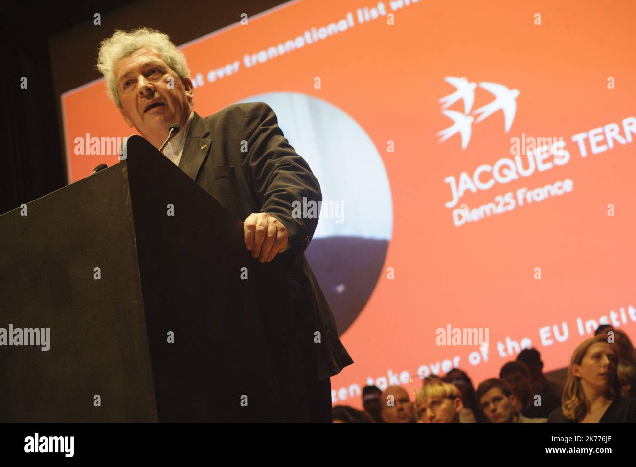 Le candidat Jacques TERRENOIRE à la tribune. Lancement de la liste et du mouvement DiEM25 pour les élections européennes de 2019 à Bruxelles. Banque D'Images