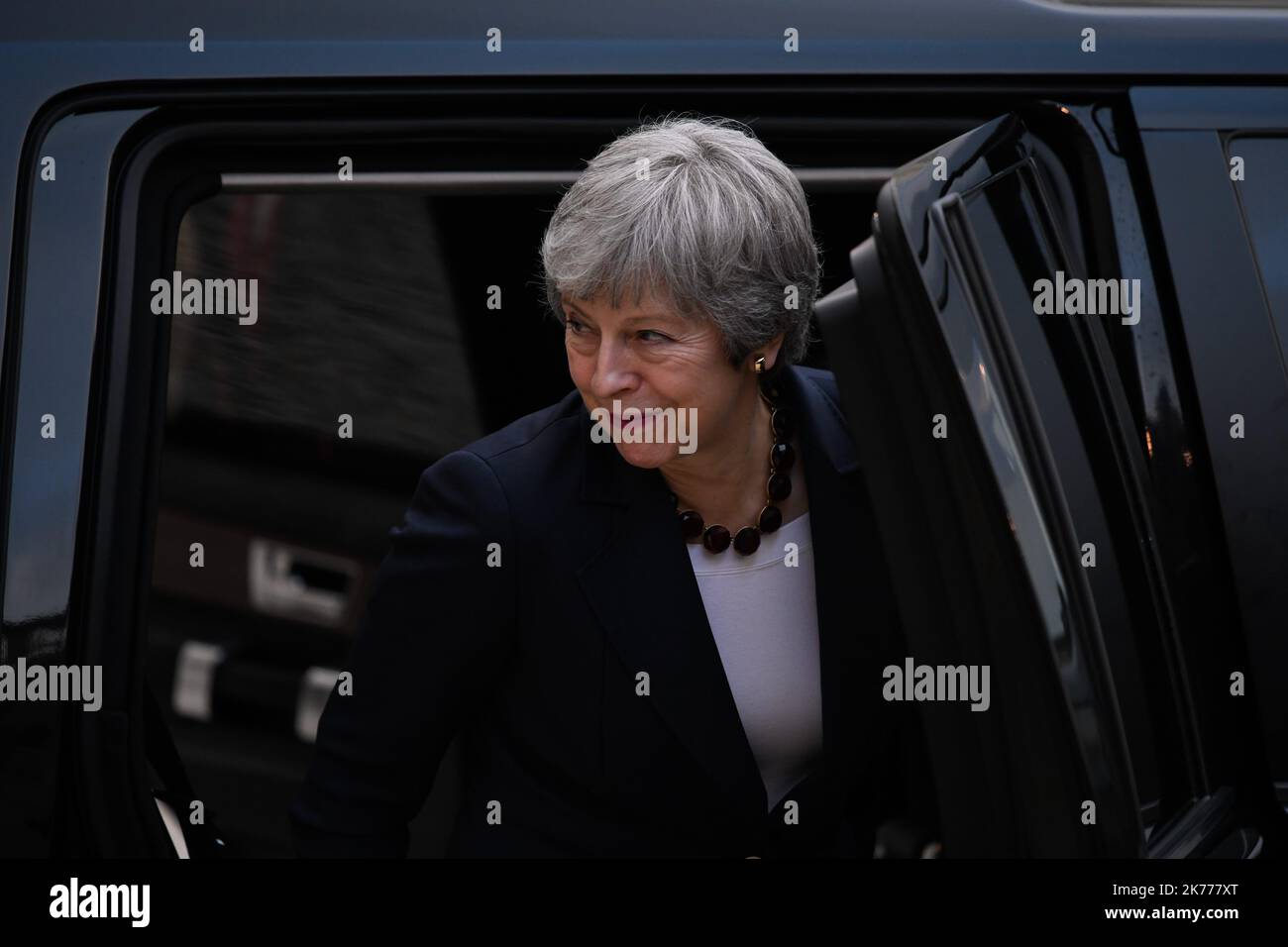 Le Président de la République française, Emmanuel Macron, a reçu la première ministre anglaise, Theresa May, dans le cadre de la préparation extraordinaire du Conseil européen au Brexit, au Palais de l'Elysée, le 09 avril 2019. Banque D'Images