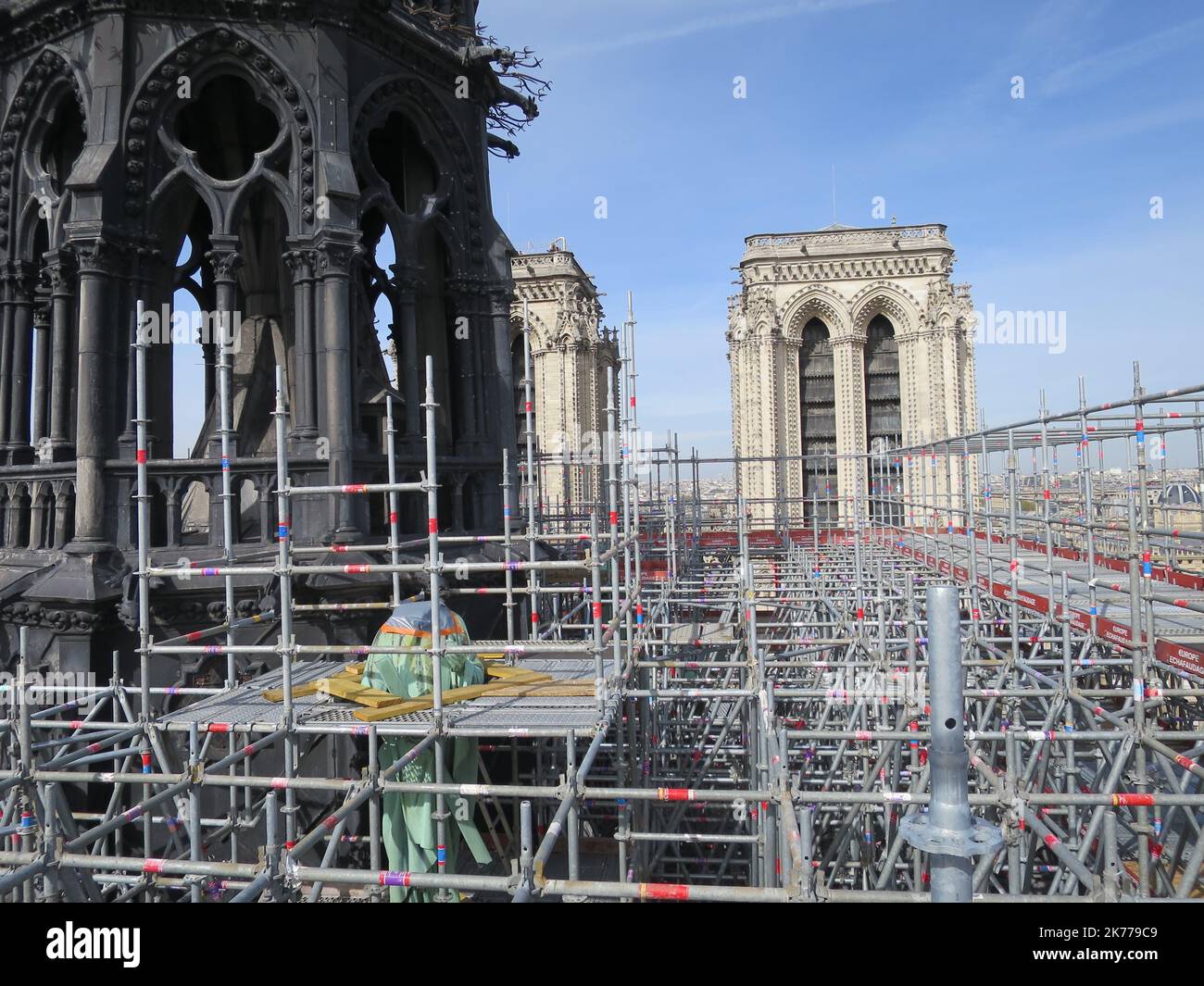 Quelques jours avant le feu qui a dévasté l'église la plus importante de Paris, notre Dame, vue de l'échafaudage installé pour la restauration de la flèche, avec des sculptures, démontées et stockées dans le sud-ouest de la France Banque D'Images