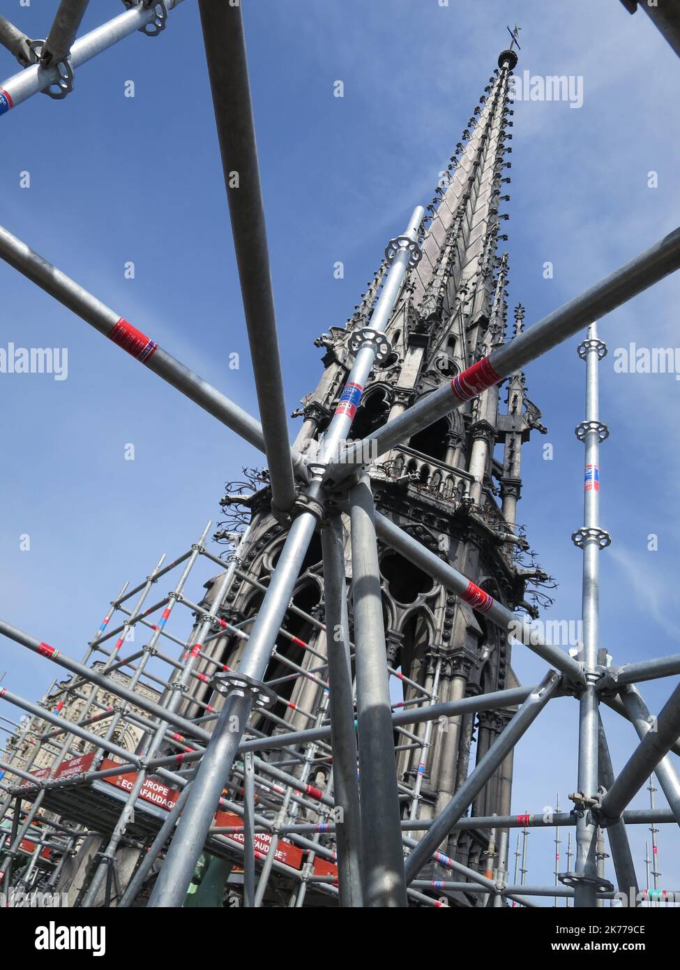 Quelques jours avant le feu qui a dévasté l'église la plus importante de Paris, notre Dame, vue de l'échafaudage installé pour la restauration de la flèche, avec des sculptures, démontées et stockées dans le sud-ouest de la France Banque D'Images