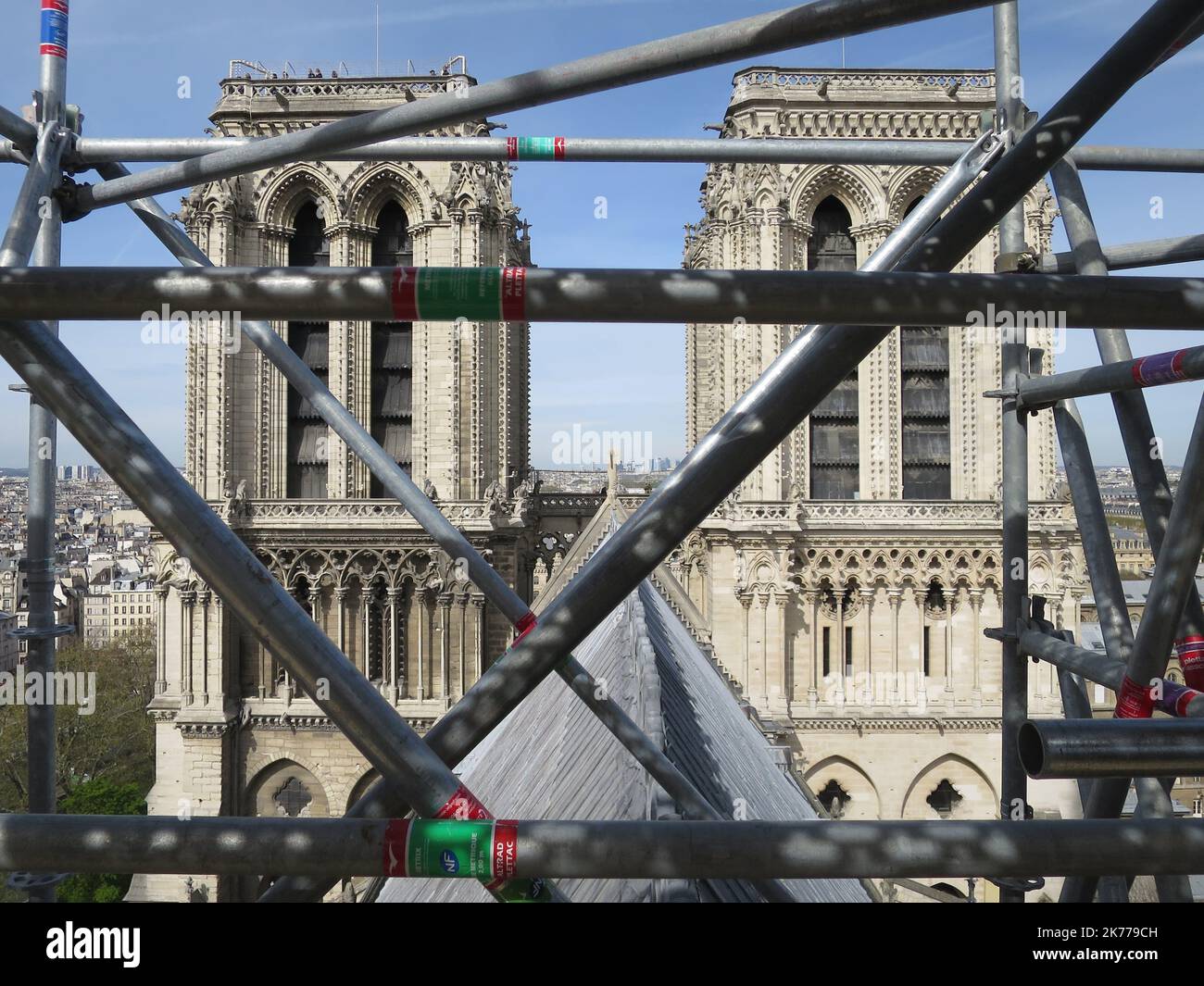 Quelques jours avant le feu qui a dévasté l'église la plus importante de Paris, notre Dame, vue de l'échafaudage installé pour la restauration de la flèche, avec des sculptures, démontées et stockées dans le sud-ouest de la France Banque D'Images