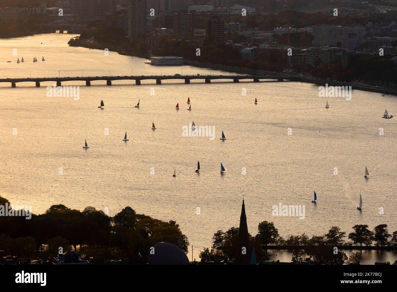 Vue imprenable sur la rivière Charles au coucher du soleil, Boston, Massachusetts Banque D'Images
