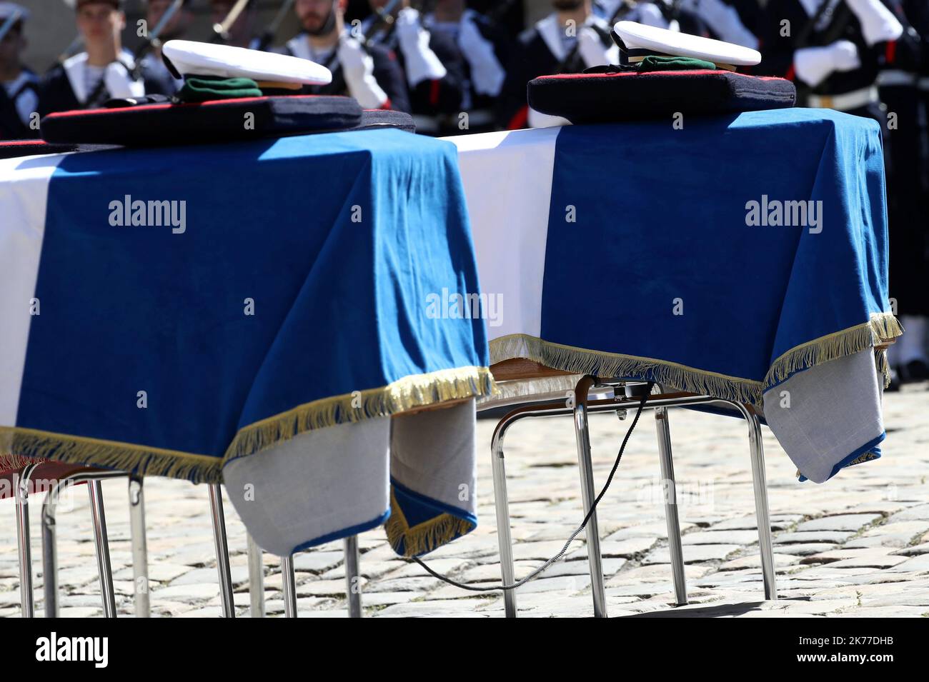 ©PHOTOPQR/LE PARISIEN/Arnaud Journois ; Cérémonie d’hommage national aux Invalides à Cédric de Pierrepont et Alain Bertoncello, présidente par -EmmanuelMacron PHOTO POOL : LA LIGNE DE vie RELIE LES 2 CERCEUils PARIS 14/05/2019 cérémonie nationale des deux soldats marins français, Cédric de Pierrepont et Alain Bertoncello, tués lors d'une opération de sauvetage d'otages d'un groupe terroriste au Burkina Faso à l'Hôtel National Invalides à Paris, France, 14 mai 2019. Banque D'Images