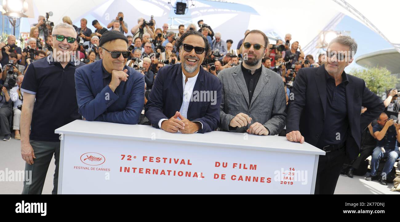 (Froml) réalisateur français et membre du jury du Festival de Cannes Robin Campillo, réalisateur français et membre du jury du Festival de Cannes Enki Bilal, réalisateur mexicain et président du jury du Festival de Cannes Alejandro Gonzalez Inarritu, Le réalisateur grec et membre du jury du Festival de Cannes Yorgos Lanthimos et le réalisateur polonais et membre du jury du Festival de Cannes Pawel Pawlikowski posent lors d'une séance photo à l'édition 72nd du Festival de Cannes à Cannes, dans le sud de la France, sur 14 mai 2019. Festival annuel du film de Cannes 71st à CAN Banque D'Images