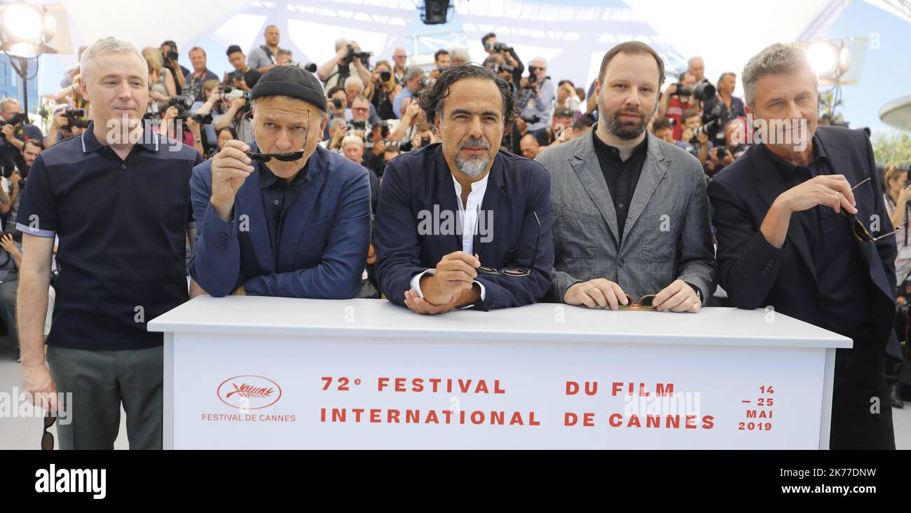 (Froml) réalisateur français et membre du jury du Festival de Cannes Robin Campillo, réalisateur français et membre du jury du Festival de Cannes Enki Bilal, réalisateur mexicain et président du jury du Festival de Cannes Alejandro Gonzalez Inarritu, Le réalisateur grec et membre du jury du Festival de Cannes Yorgos Lanthimos et le réalisateur polonais et membre du jury du Festival de Cannes Pawel Pawlikowski posent lors d'une séance photo à l'édition 72nd du Festival de Cannes à Cannes, dans le sud de la France, sur 14 mai 2019. Festival annuel du film de Cannes 71st à CAN Banque D'Images