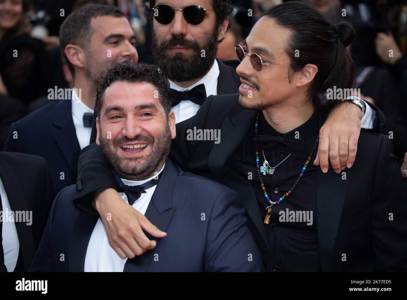 Romain Gavras entouré des mémoires du collectif Kourtrajme avec Mouloud Hachour et Kim Chapiron Banque D'Images