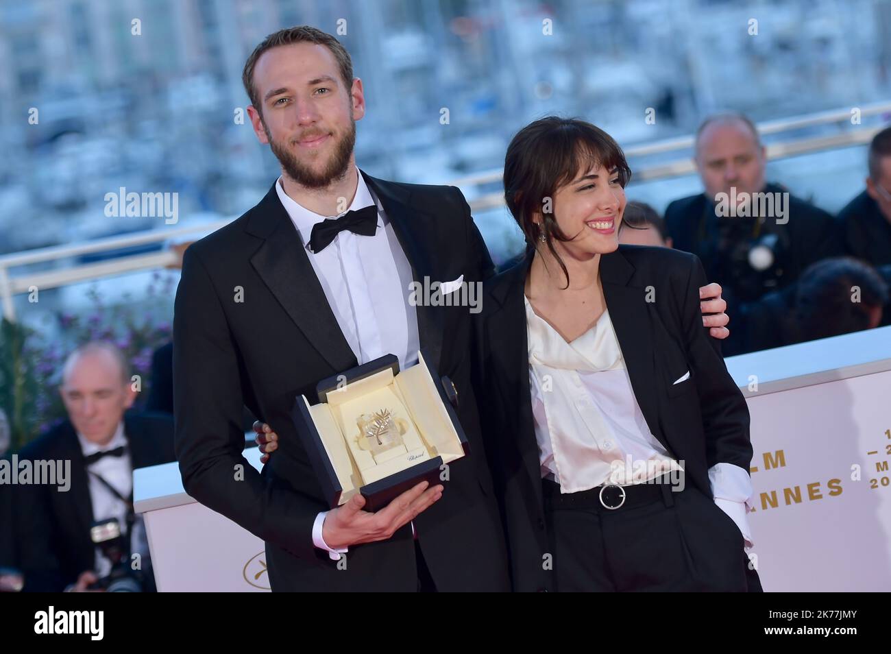 Vasilis Kekatos, lauréat du prix du meilleur court-métrage pour la distance entre nous et le ciel, pose avec Agustina San Martín à la photo du gagnant de la Palme d'Or lors du festival annuel du film de Cannes 72nd sur 25 mai 2019 à Cannes, France. Banque D'Images