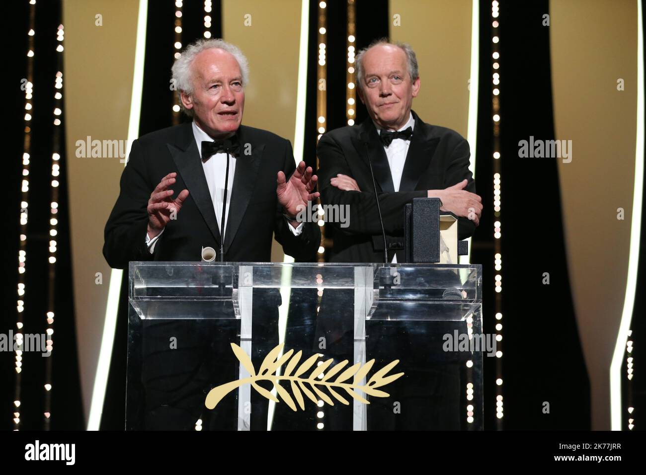 Le réalisateur belge Jean-Pierre Dardenne (L) et le réalisateur belge Luc Dardenne sur scène après avoir remporté le prix du meilleur réalisateur pour le film « Young Ahmed (le Jeune Ahmed) » Banque D'Images