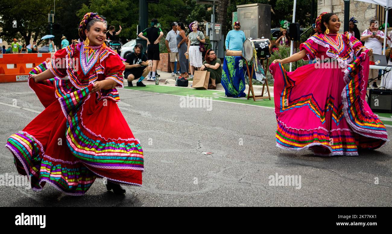 Les partenaires dansants célèbrent le mois de l'héritage hispanique avec leurs belles robes. Banque D'Images